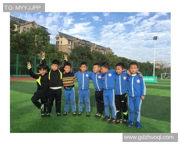 《在绿茵场上绽放光彩我与足球的成长故事》 《在绿茵场上绽放光彩我与足球的成长故事》