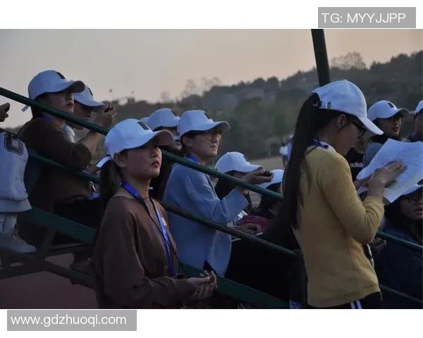 三位足球明星男孩头像设计展现运动激情与青春风采 三位足球明星男孩头像设计展现运动激情与青春风采