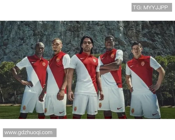 与足球明星合拍的神秘人物揭晓,背后故事竟让人惊讶! 与足球明星合拍的神秘人物揭晓,背后故事竟让人惊讶!