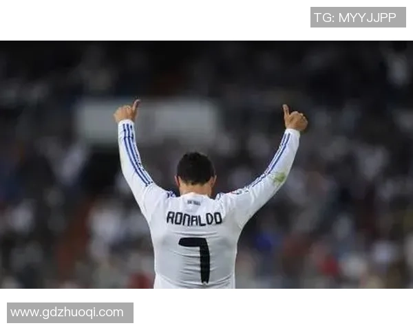 卫衣潮流引领者C罗:足球巨星背后的时尚风采解析 卫衣潮流引领者C罗:足球巨星背后的时尚风采解析