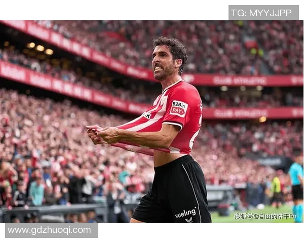 坐佛足球球星场内沉稳如禅场外风采独特引发球迷热议