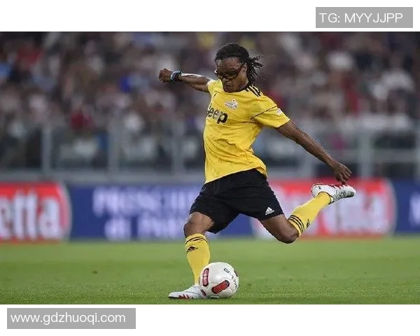 戴眼镜踢足球的外国球星那些事儿：挑战视力极限的运动传奇