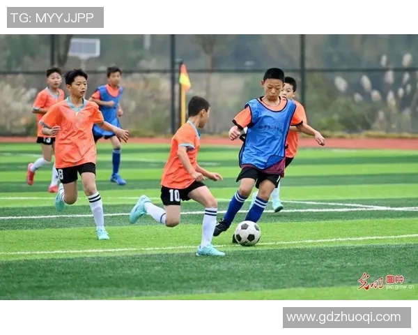 球星系列足球演绎绿茵激情畅享运动魅力与竞技精神 球星系列足球演绎绿茵激情畅享运动魅力与竞技精神